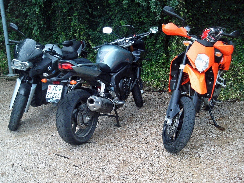 Photo317.jpg - les motos de Nab, Dan et SPi.
Prêts au départ pour les plus aguerris.