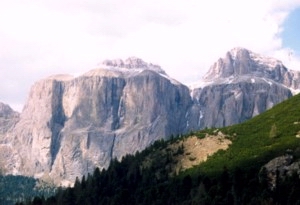 Massif montagnieux dans les dolomites