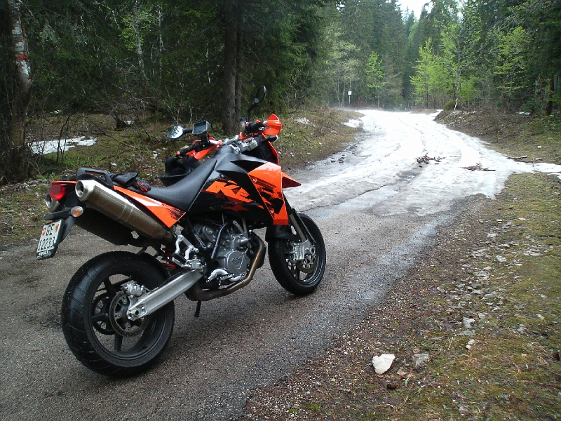 Neige.jpg - Lieu du premier demi-tour.Impraticable, neige au centre, gorgé d'eau sur les bas-côtés.